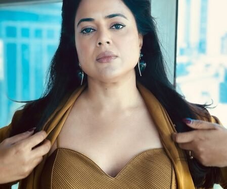 Sameera Reddy struggles to walk amid Mumbai traffic, says ‘forgot how hectic it is’