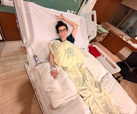 Hrithik Roshan keeps Saba Azad’s spirits up as she gets hospitalized from parasitic infection