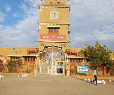 Satadhar Dham’s biogas-driven mega kitchen in Gujarat serves 10,000 pilgrims daily