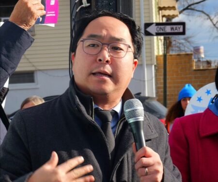 US lawmakers clash over troops, war powers