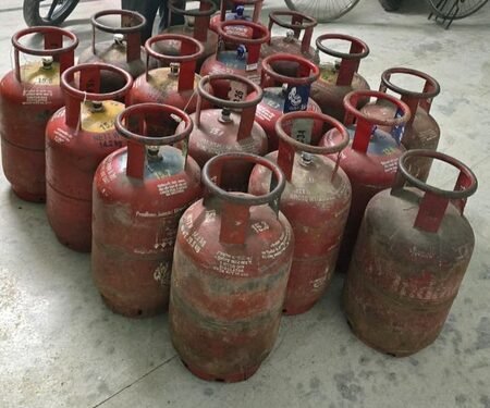 Delhi: Crime Branch busts illegal LPG cylinder racket in Dabri; 17 cylinders recovered