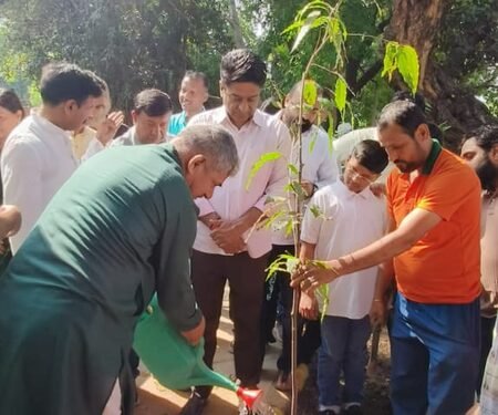 Kuljeet Singh Chahal leads NDMC’s ‘Ek Ped Maa Ke Naam’ campaign in Laxmibai Nagar