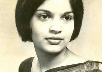 Zeenat Aman recalls how her mother draped her in saree for 1st professional photograph