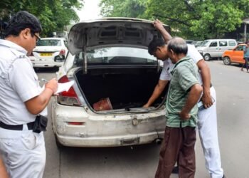 Kolkata Police seize unaccounted cash from four cars in pre-poll crackdown