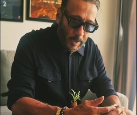 Jackie Shroff pays tribute to KL Saigal and Navin Nischol on their birth anniversaries