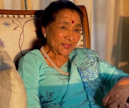 Telangana, Andhra Pradesh CMs condole death of Asha Bhosle