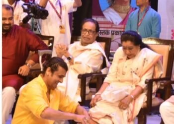 Asha Bhosle demise: Sonu Nigam shares throwback picture of him washing her feet, Shreya Ghoshal calls her defining voice for generations