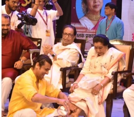 Asha Bhosle demise: Sonu Nigam shares throwback picture of him washing her feet, Shreya Ghoshal calls her defining voice for generations