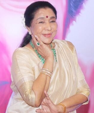 Asha Bhosle’s last rites held with full state honours, Aamir Khan, Vicky Kaushal, others bid adieu to legend