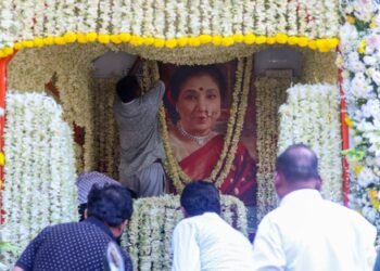 Aamir Khan, Vicky Kaushal bid adieu to Asha Bhosle, Sudesh Bhosale, Shaan offer music tribute