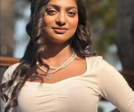 Kumbh Mela ‘Viral Star’ Monalisa writes to Kerala CM Vijayan, seeks protection amid age row