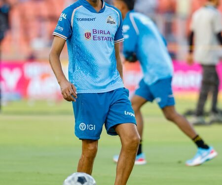 Ashish Nehra is like a football coach, never sits still: Harbhajan