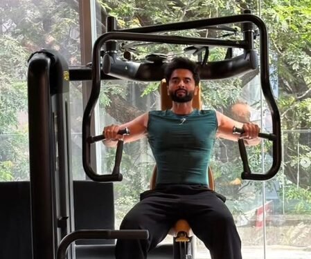 Jackky Bhagnani flaunts strong body as he showcases his mid-week pump