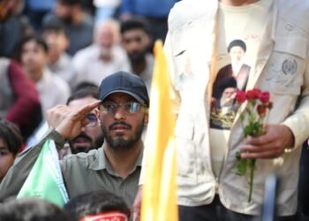 Trump warns Iran as oil fears grow
