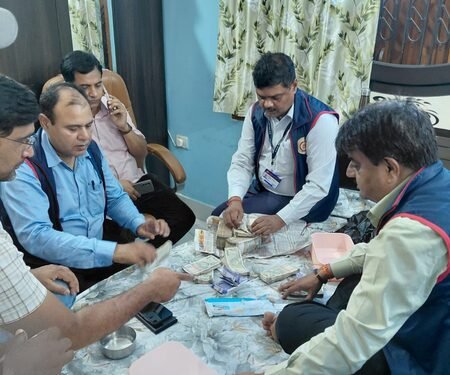 Bihar EOU raids executive engineer in Rs 2 Crore disproportionate assets case, 40 lakh recovered