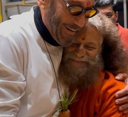 Jackie Shroff touches the feet of Swami Chidanand Saraswati