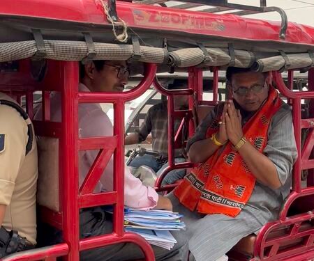 Bihar Minister Shailendra uses e‑rickshaw to office, backs PM’s fuel conservation appeal