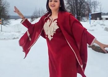 Bhagyashree ‘beats the heat’ with a romantic performance in Kashmir