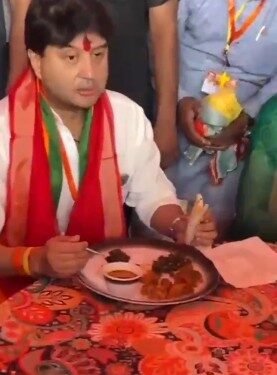 Union Minister Scindia shares heart-warming meal with party workers in Guna