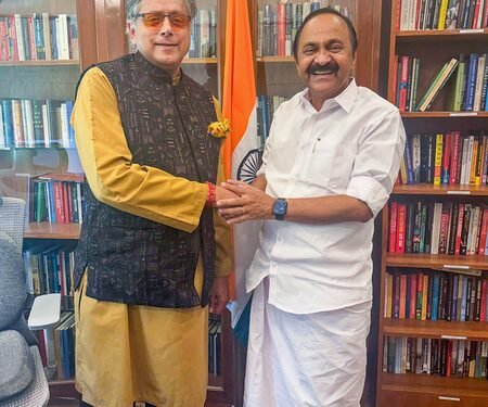 Book better than bouquet: Author Tharoor-bibliophile Satheesan’s meeting opens new chapter in Kerala politics
