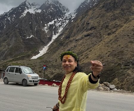 After Kedarnath, Kailash Kher takes blessings at Badrinath