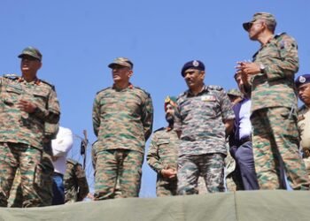 Rajouri anti-terrorist operation enters 4th day, Northern Army Commander visits area