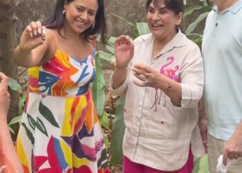 Archana Puran Singh enjoys first cashew fruit experience at Sameera Reddy’s Goa house