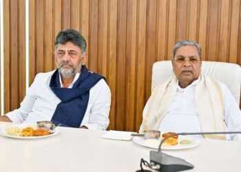Shivakumar touches Siddaramaiah’s feet, seeks blessings at breakfast meeting