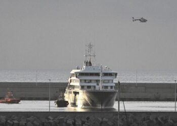 Australia extends quarantine for 6 cruise passengers linked to hantavirus outbreak