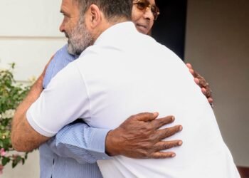 Day after resigning as CM, Rahul Gandhi welcomes Siddaramaiah at 10 Janpath