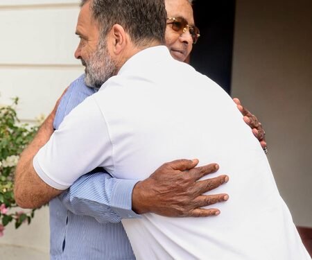 Day after resigning as CM, Rahul Gandhi welcomes Siddaramaiah at 10 Janpath