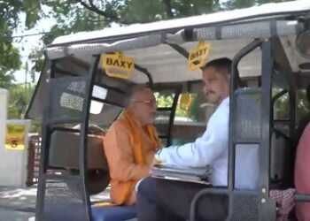 UP Minister takes e-rickshaw to office following PM Modi’s push to save fuel