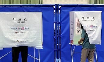 South Koreans hit polls on last day of early voting for June 3 local elections