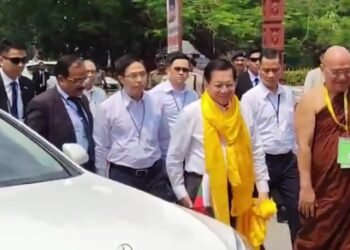 Myanmar Prez offers prayers for world peace at Mahabodhi, Sujata temples in Bodh Gaya (Ld)