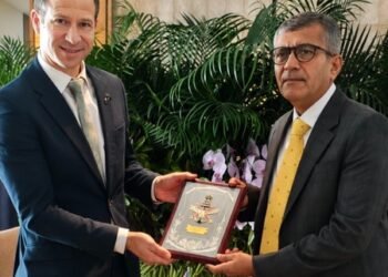 Defence Secretary discusses strengthening ties with Defence Ministers of Singapore, New Zealand