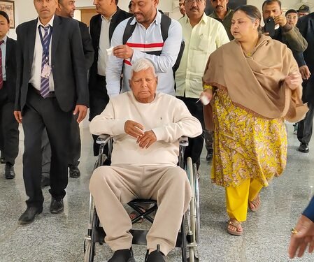 Bihar: Lalu Prasad Yadav travels without security in Patna