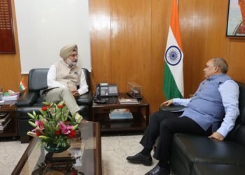 Delhi L-G discusses air quality issues with CAQM chief