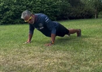 Milind Soman performs push-ups in London’s amazing weather, says ‘lost count after 50’