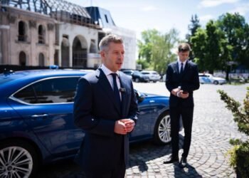 Hungary PM proposes amendment of constitution to remove President