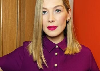 Rosamund Pike slams theatre attendee for texting during play