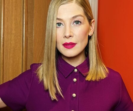 Rosamund Pike slams theatre attendee for texting during play