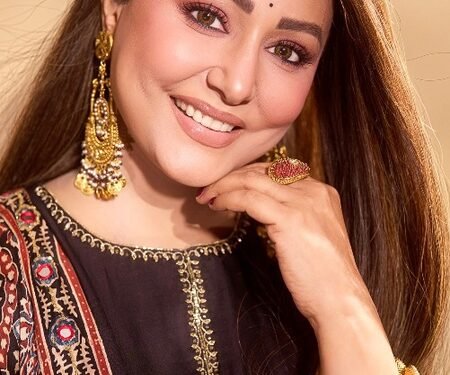 Hina Khan enjoys ‘Aamchi’ Mumbai’s famous vada pav, says ‘nothing like it’