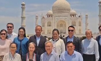 Laos Deputy PM Thongsavanh Phomvihane visits Taj Mahal