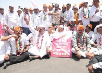 MVA stages protest demanding MSP for onion; blocks Pune-Nashik Highway