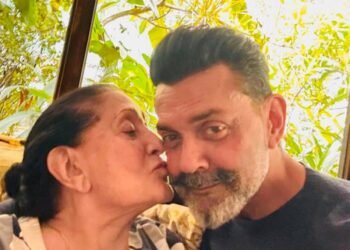 Sunny Deol captures a lovely moment of brother Bobby getting showered with love by their mom