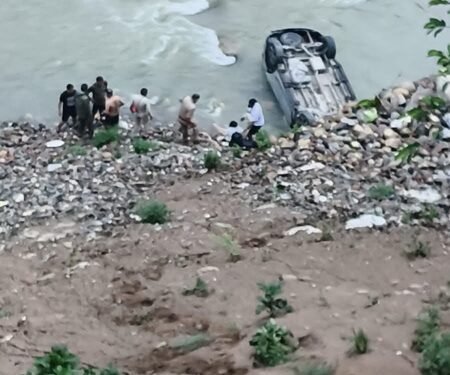 Kedarnath-bound SUV falls near river in Rudraprayag; five have narrow escape
