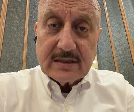Anupam Kher shares how his play ‘JaanePehchaane Anjaane’ turned into a never-ending applause moment