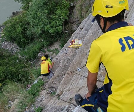 Man falls into deep gorge in Rudraprayag, swiftly rescued by SDRF