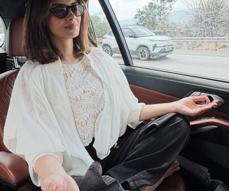 Diana Penty does yoga in car while ‘en route’