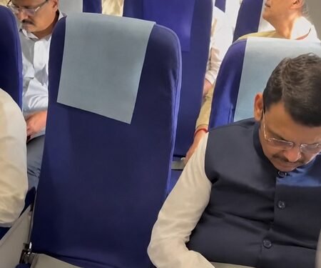 Maha: Fadnavis, Uddhav Thackeray share same flight to Nagpur amid political drama
